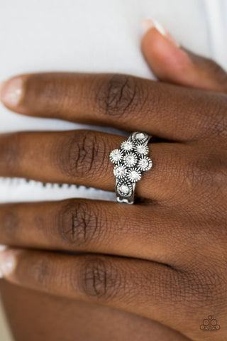 Garland Glamour - White Ring
